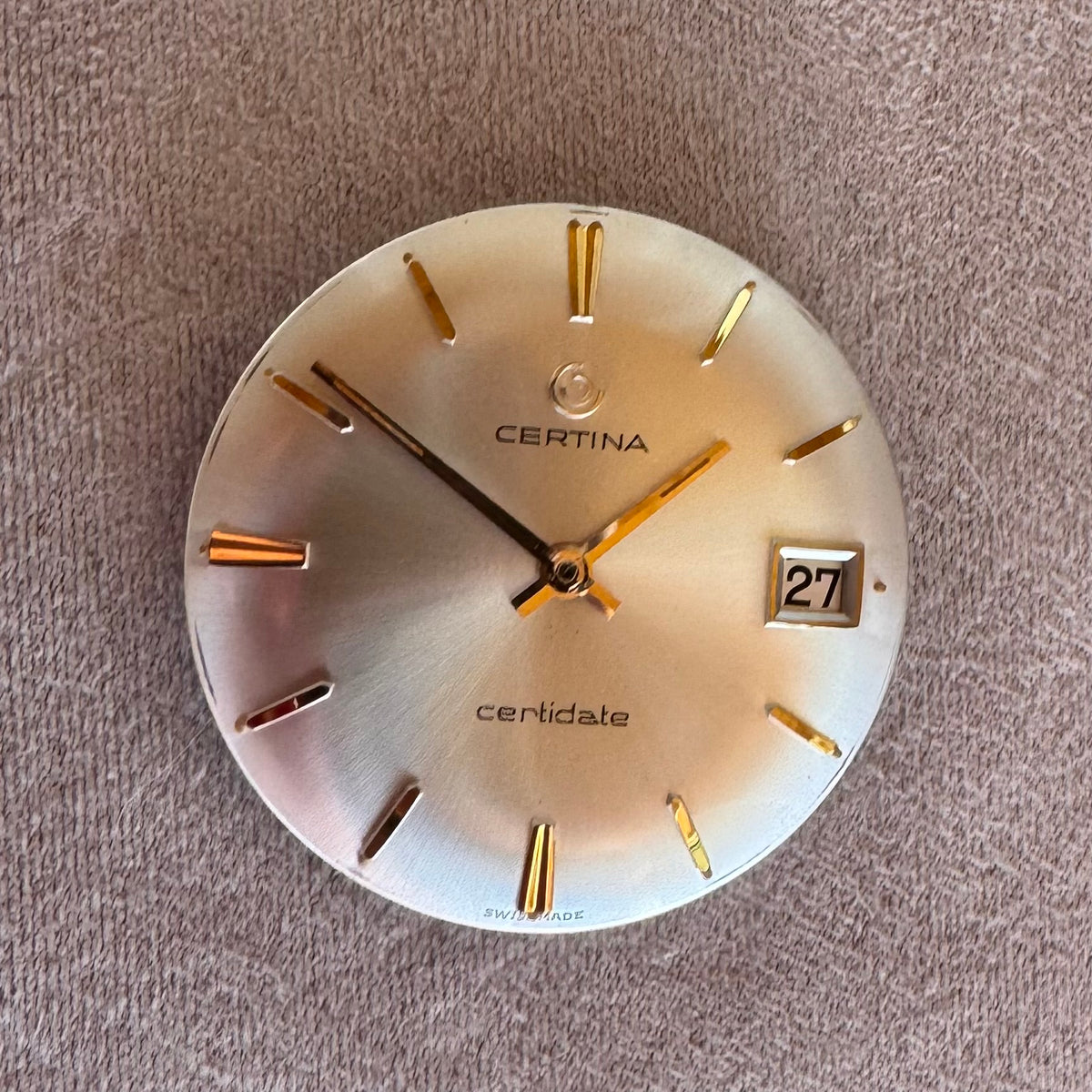 Cadran Certina Certidate Vintage 29,5 mm avec aiguilles et guichet de date – Argent Or